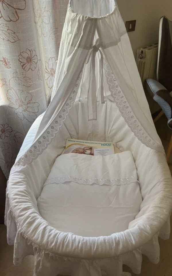 Culla In Vimini Con Baldacchino, Struttura In Legno E Ruote E Tessile Incluso - Immagine 4 di 4