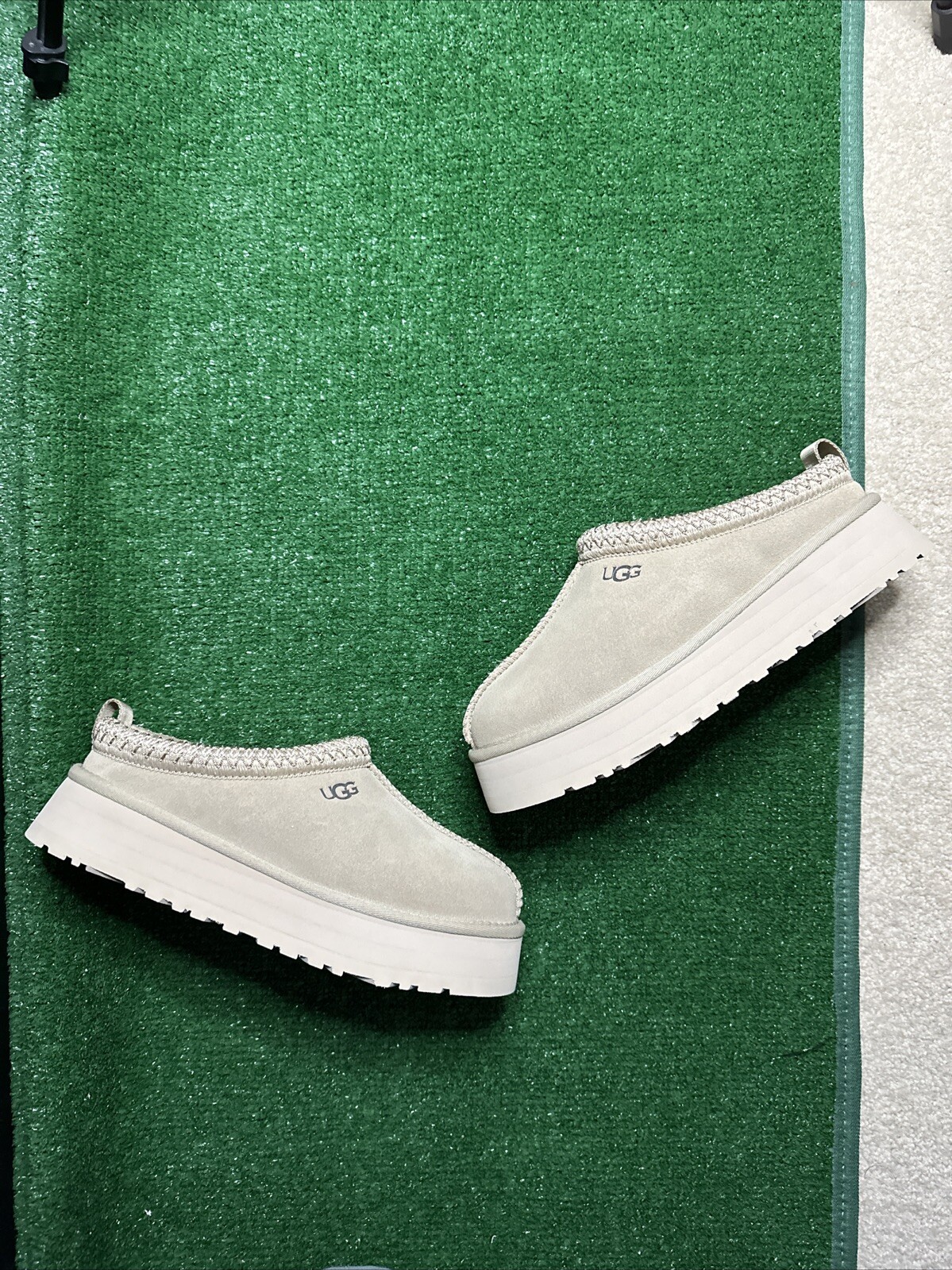 PANTOFOLA D’ORO Zoccolo UGG Tazz semi di senape scamosciato plateau taglia 9 donna in mano