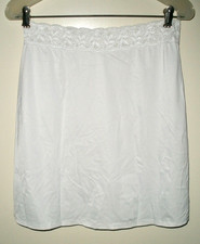  K vintage 1970s Half Slip White Vassarette M 18" Nylon 11-073