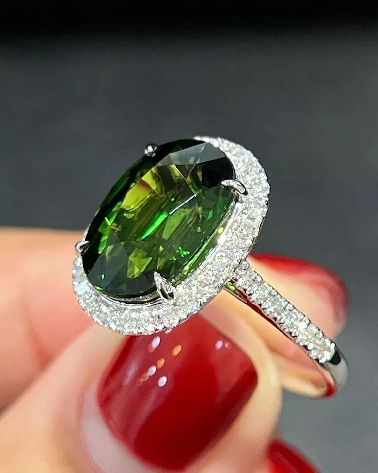 Alianza de oro blanco de 14 k con diamantes de turmalina verde natural de 6,05 quilates de corte ovalado Foto 3 de 4