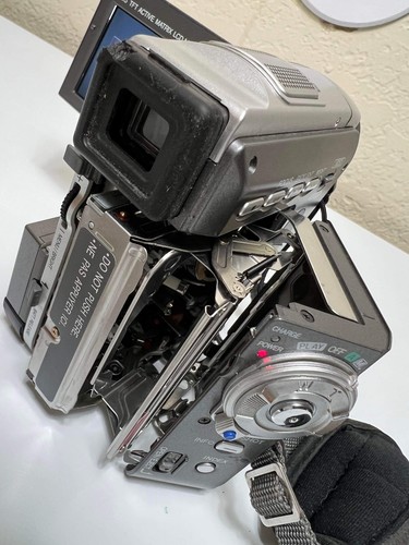 JVC Mini DV GR-DVM76U 200x Digital Zoom (FOR PARTS OR NOT WORKING) - Picture 5 of 7