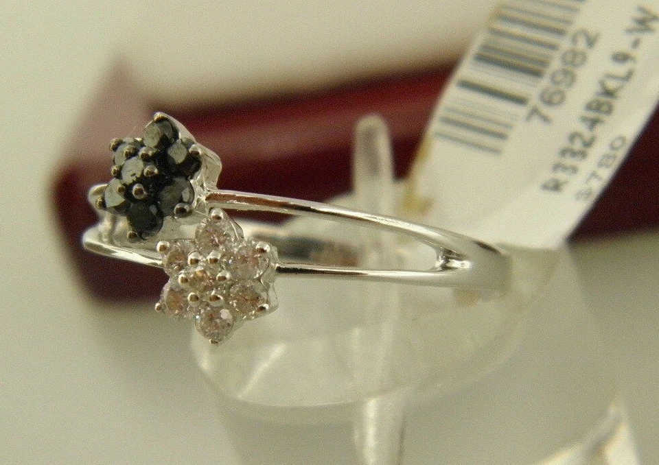 Anillo con flores delicadas envolventes de diamantes blancos y negros en oro blanco macizo de 14 k Foto 4 de 4