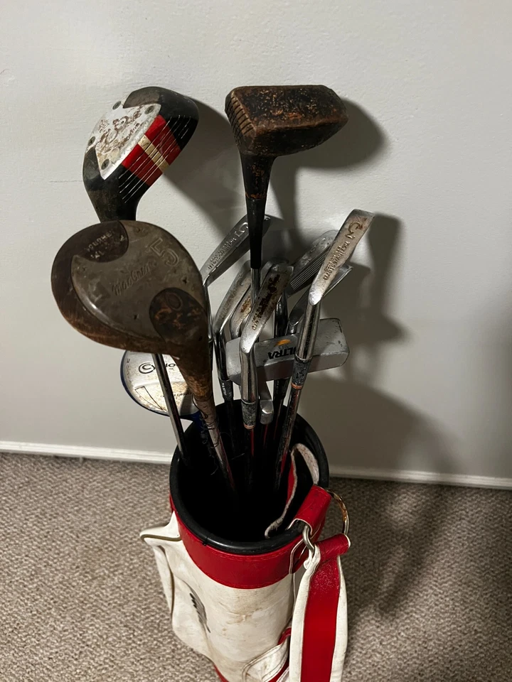 Bolsa de golf Wilson vintage roja/blanca con correa con varios palos de golf surtidos Foto 4 de 4