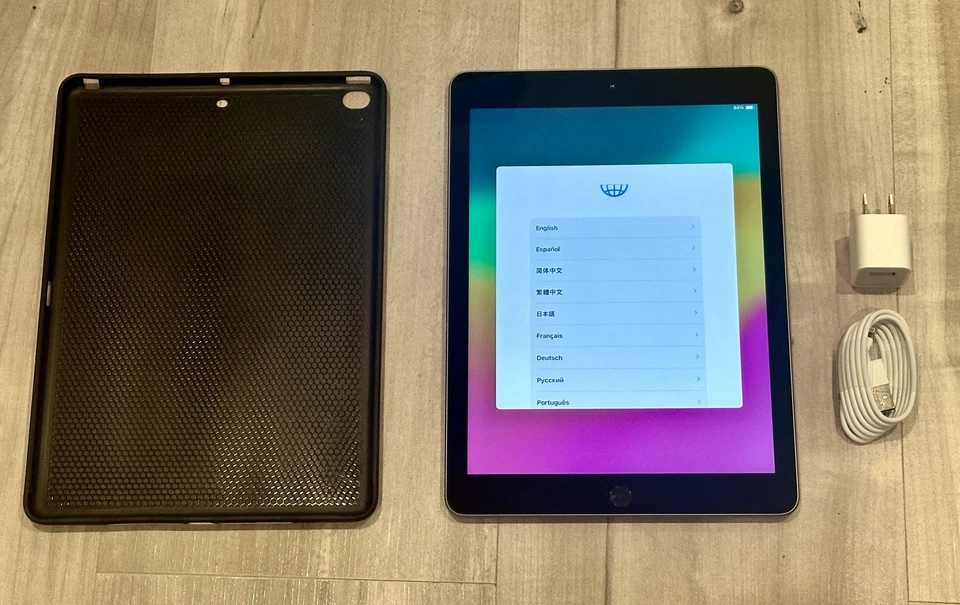 Apple iPad 6ª Geração - Tela de 9,7" 32GB, Wi-Fi Cor Cinza com Pacote de Acessórios - Imagem 2 de 4