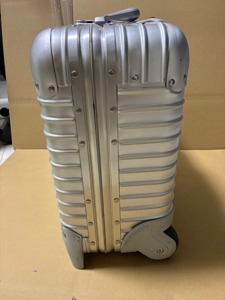 Rimowa Silver 2-wheels Carry Case Suitcase - Image 2 of 4