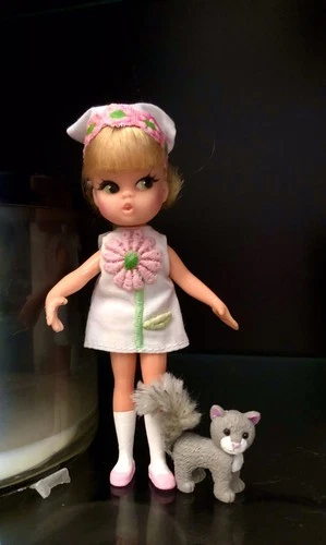 Hasbro 1968 DOLLY DARLINGS Doll SUNNY DAY & Kitty Cat Original Outfit