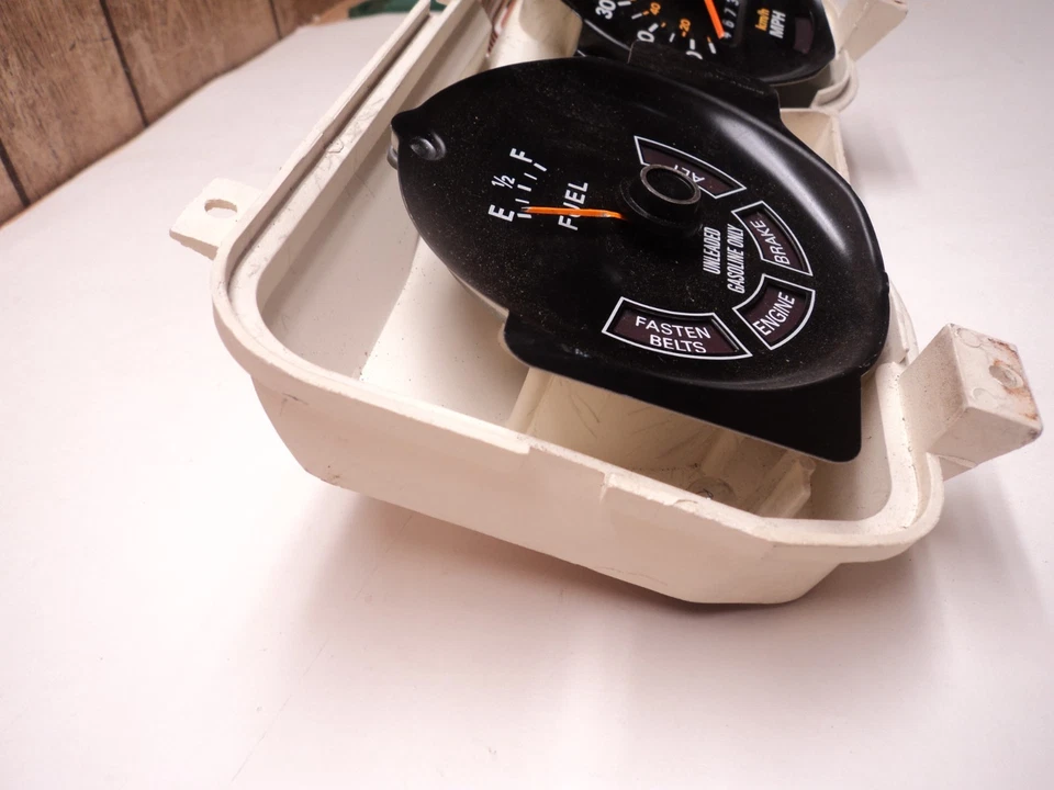 Cuadro medidor de combustible velocímetro Ford Pinto 1978 fabricante de equipos originales Foto 3 de 4