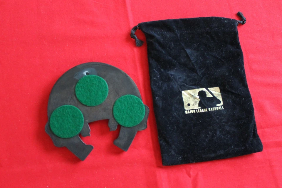 VINTAGE HOUSTON 1986 ALL STAR GAME HORSESHOE PAPERWEIGHT with BAG, PROGRAM & PIN - Image 4 of 4