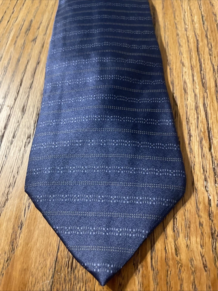 Gravata Zylos dourada George Machado listrada de seda azul marinho EUA em excelente estado usado - Imagem 2 de 4