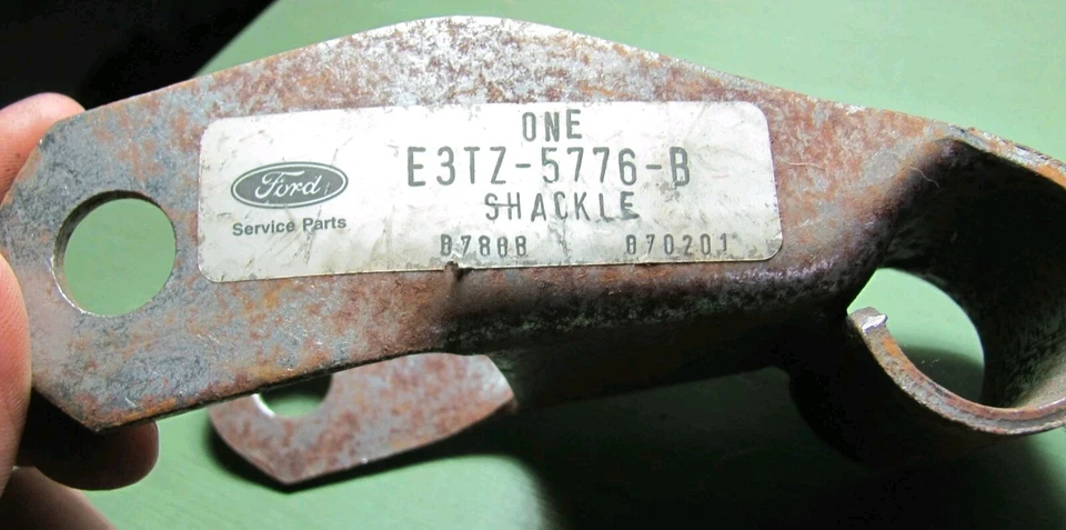 Grillete de resorte trasero Bronco II Ranger 1983-88 NOS Ford E3TZ-5776-B Foto 2 de 4