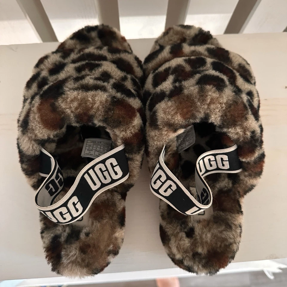 Zapatillas difusas con estampado de leopardo UGG para mujer/jóvenes talla 8 usadas de felpa piel de oveja Foto 4 de 4