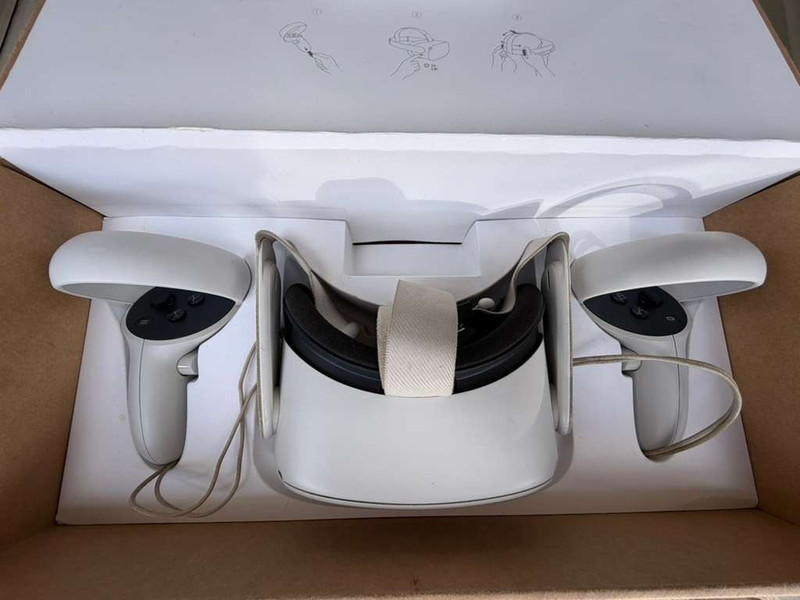 Oculus Quest 1 VR Headset 64GB w Controllers & Box Fully