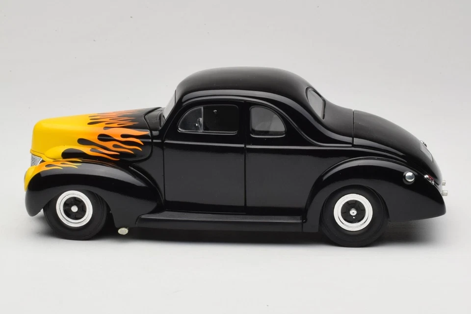 6002 Ford Deluxe Hot Rod Black Universal Hobbies 1:18 - Immagine 4 di 4