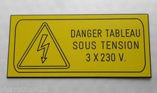 plaque gravée DANGER TABLEAU ELECTRIQUE SOUS TENSION 3 x 230 V. SIGNALETIQUE