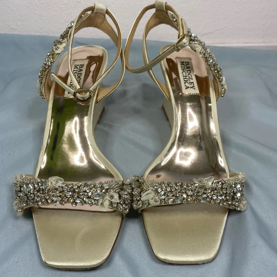 Cuñas Badgley Mischska marfil con cuentas talla 6 Foto 3 de 4