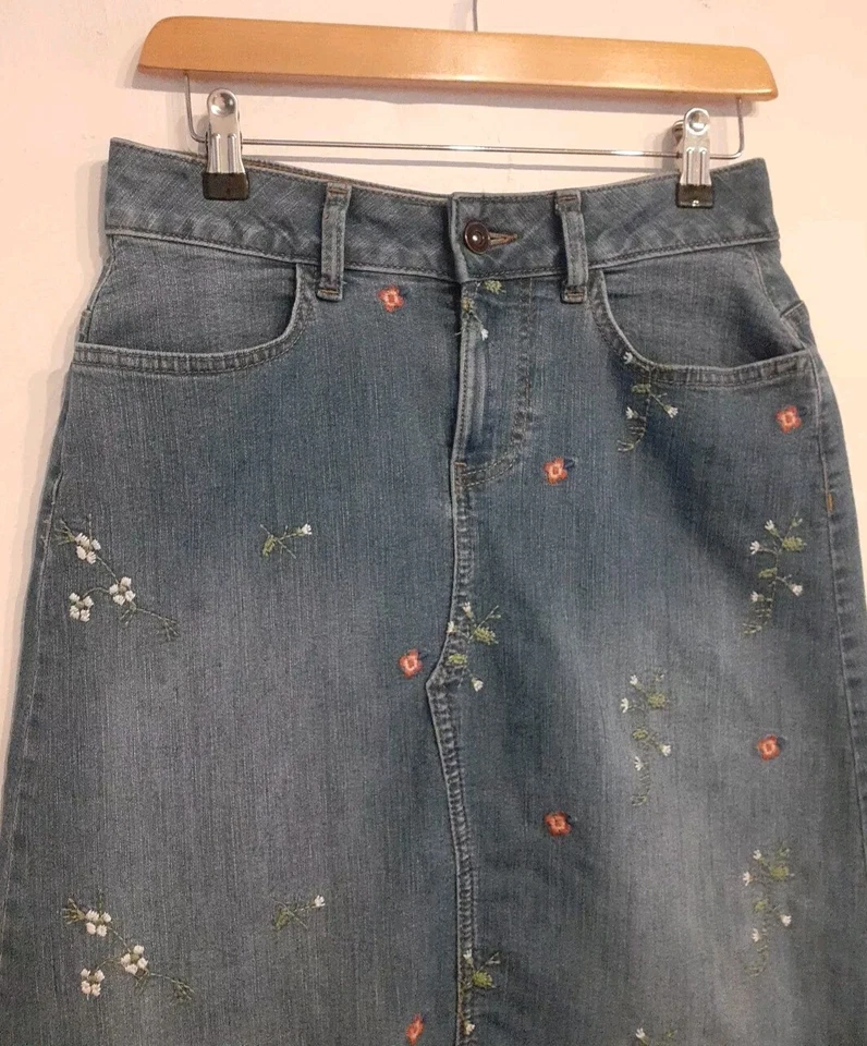 ❤Blue Denim A-Line Floral Embroidered Skirt Size 8 ~ Great Condition!❤ - Image 2 of 4