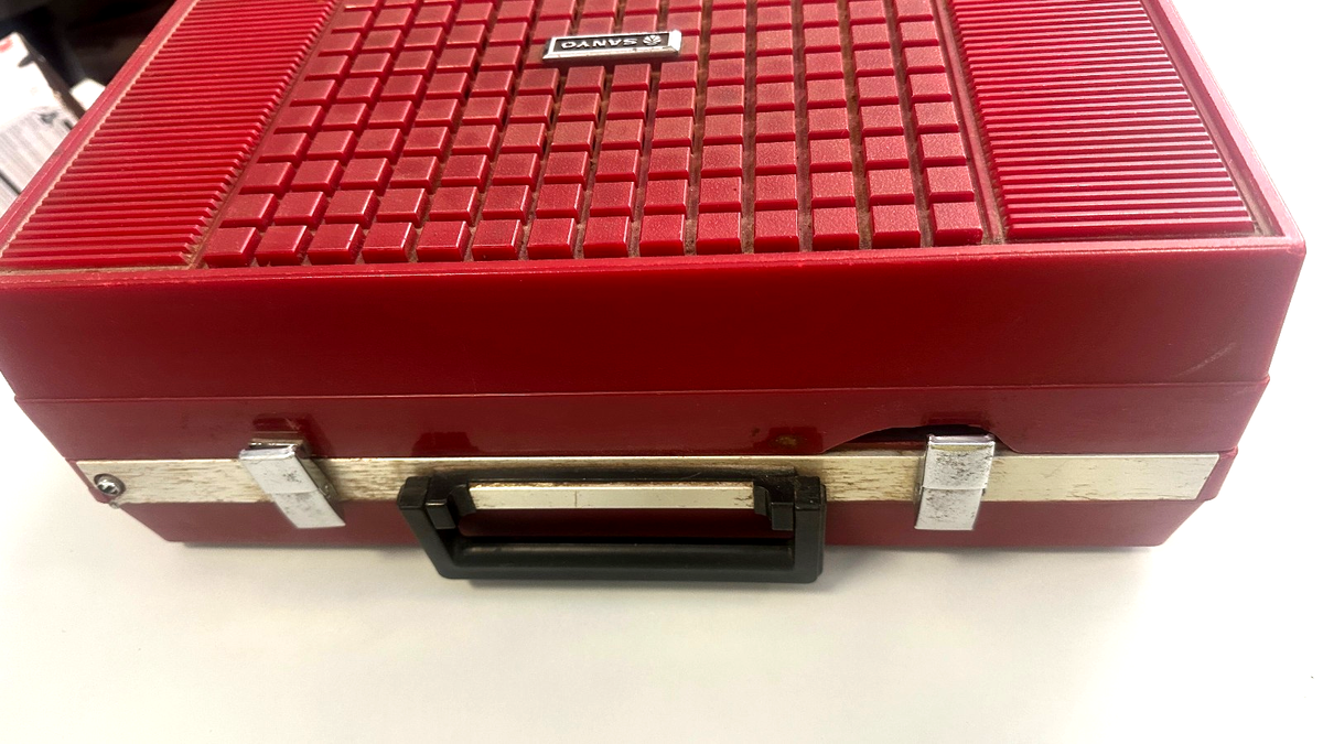 160 Sanyo g-1219-3 portable Radio/ Portable Phono Player JAPAN