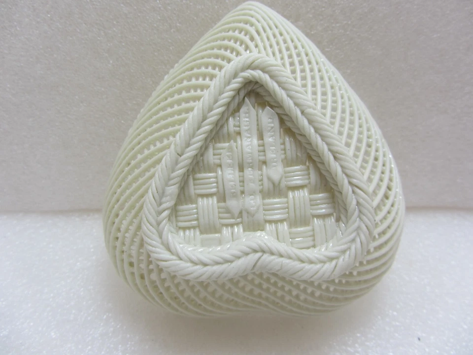 Belleek Woven Plain Heart Shaped Basket Four Strand Ribbon Third Period 1921-54 - Image 4 of 4