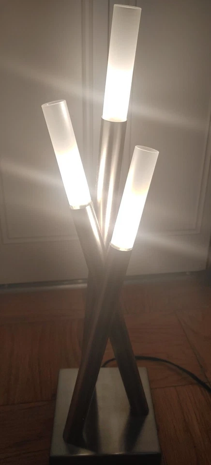 "Lámpara de mesa contemporánea de acero cepillado de 3 brazos aplique de vidrio esmerilado de 25""" Foto 4 de 4