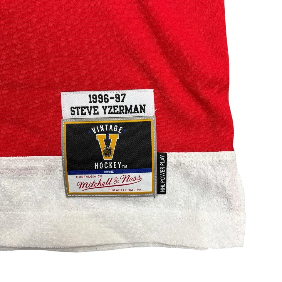 Camiseta deportiva Mitchell & Ness Steve Yzerman Detroit Red Wings '97 Stanley Cup, talla L/XL Foto 3 de 4