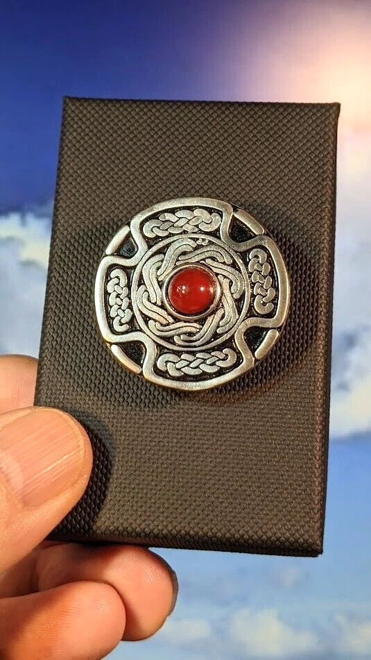 Broche St. Justin Vintage Peltre, nudo celta con cabujón 34 mm, en caja. Foto 4 de 4