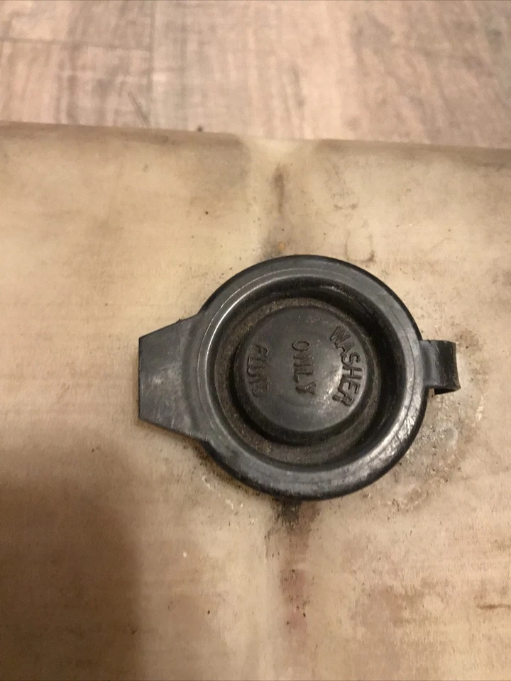 Jeep Grand Wagoneer SJ J10 FSJ 84-91 Windshield Washer Bottle Reservoir - Image 2 of 4