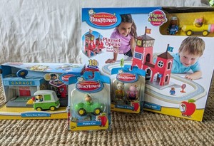 Richard Scarry's Busytown Town Hall Deluxe Playset w/ Gas Station, Figures