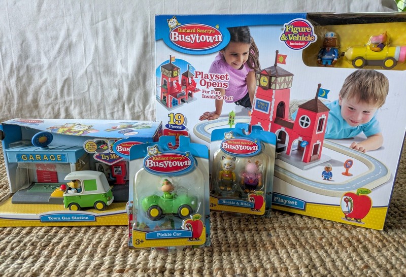 Richard Scarry's Busytown Town Hall Deluxe Playset w/ Gas Station, Figures