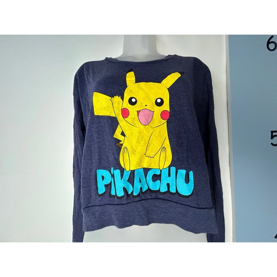 Camisa corta Pokemon azul oscuro con logotipo de Pikachu mediana Foto 3 de 4