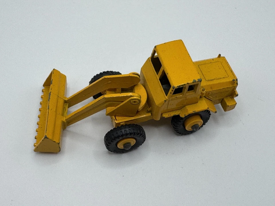 VINTAGE MATCHBOX LESNEY NO 69 TRACTOR SHOVEL DIE-CAST LOADER MADE IN ENGLAND - Image 2 of 4