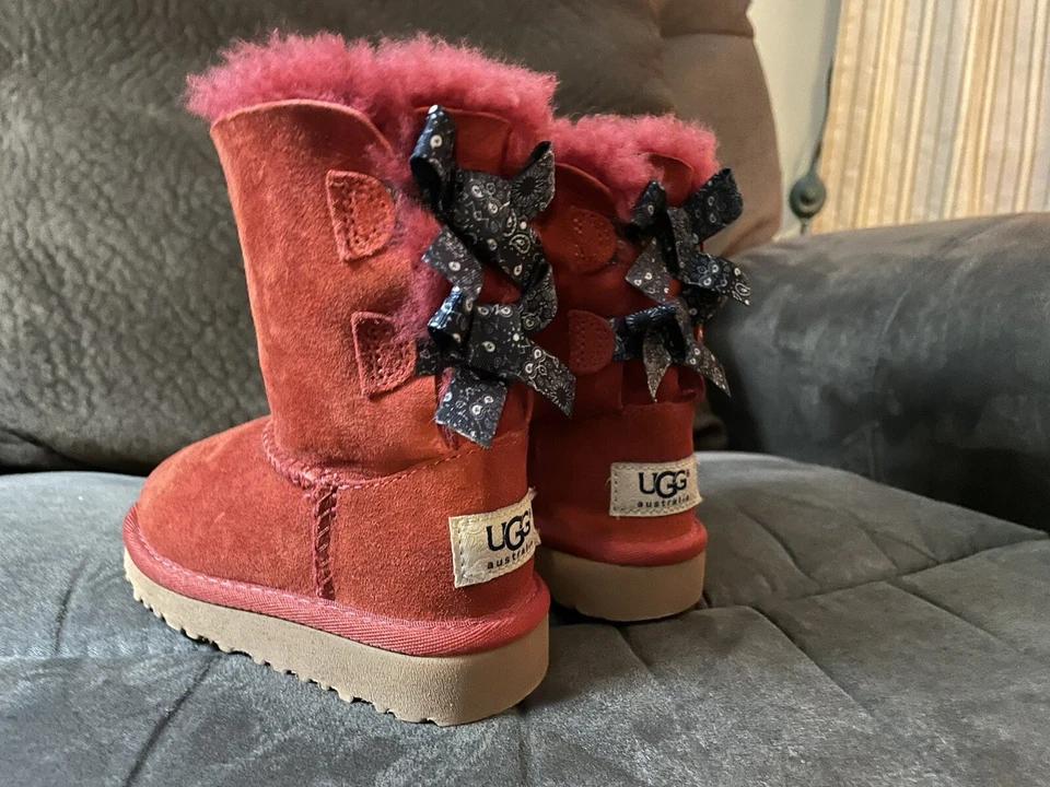 Arco Bailey Uggs para niñas pequeñas talla 7 rojo vino usado en excelente estado Foto 2 de 4