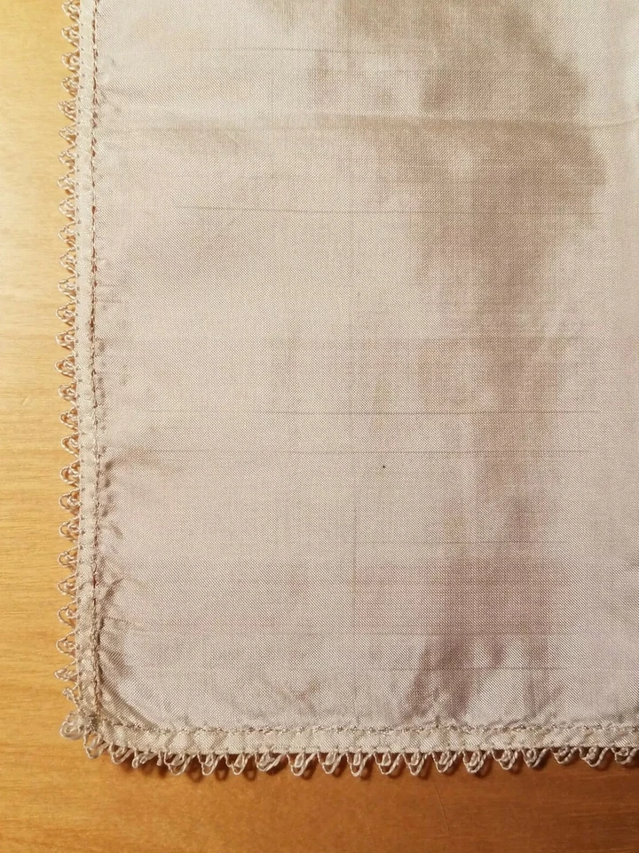 复古优雅象牙丝绸婚礼手帕钩针编织装饰 10 x 10 3/8 — 第 3/4 张图片