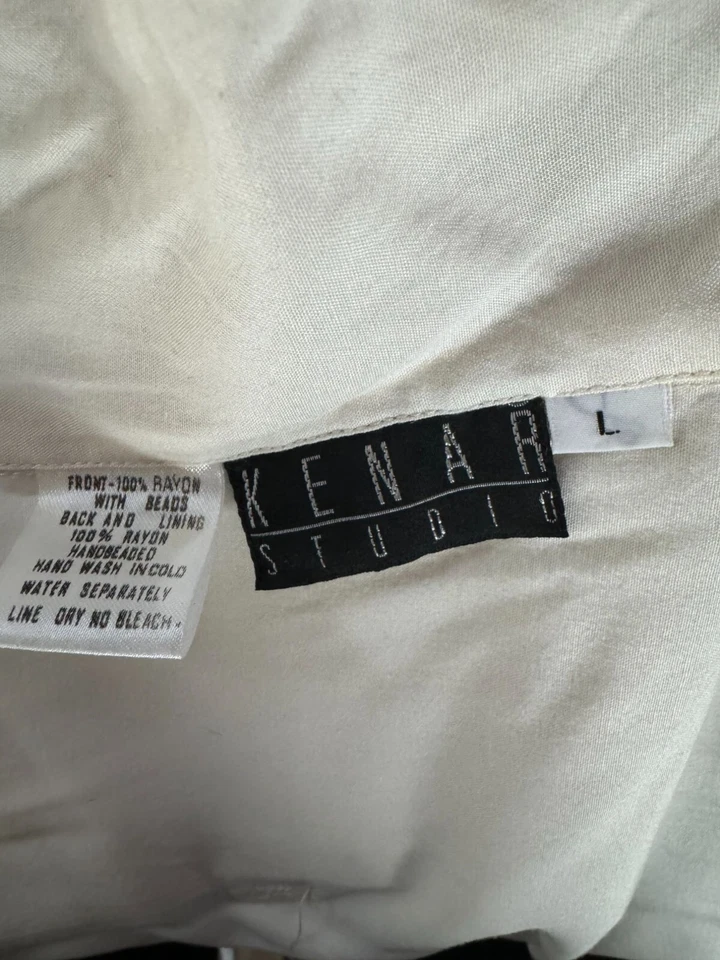 Chaleco de rayón artesanal con cuentas Kenar Studio con bordado floral y cierre de botones Foto 4 de 4