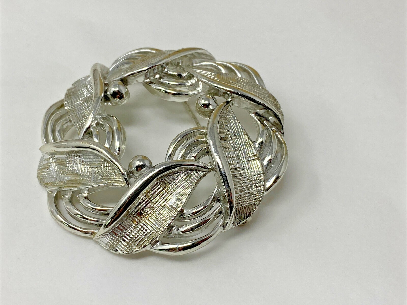 Vintage Silvertone Signed LISNER Open Wreath Broo… - image 2