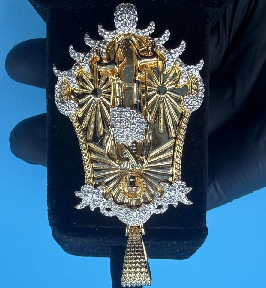 Colgante de moissanita natural de corte redondo de 2 quilates para hombre San Lázaro enchapado en oro amarillo Foto 2 de 4