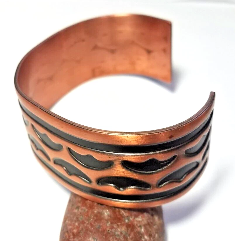 Vintage 1970's Stamped Solid Copper Wide Bat Design Cuff Bracelet Black Enamel Foto 2 de 4