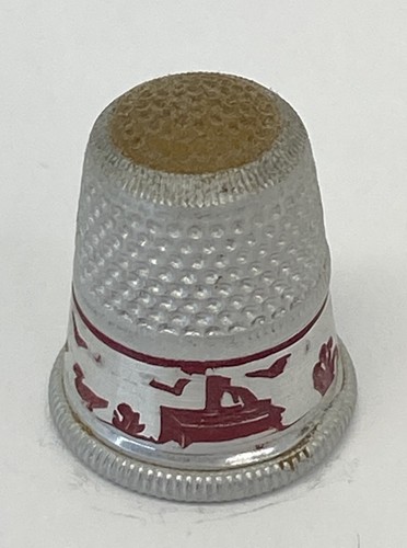 Dedal de aluminio vintage con ganso rojo persiguiendo a un niño, un barco y otros animales - Imagen 3 de 5