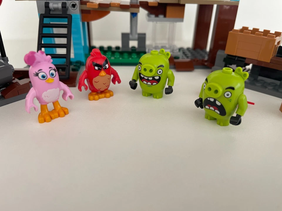LEGO Angry Birds: Pig City Teardown (75824) - 100% complete with all minifigures - image 2 of 4