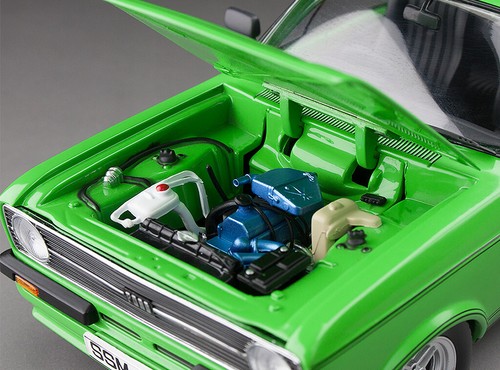 1:18 Sunstar H4635R Ford Escort MKII RS Mexico Signal Green (RHD) 1976 - Picture 5 of 8