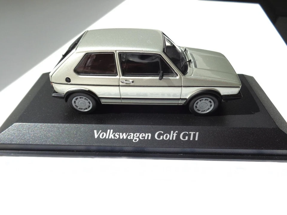 Volkswagen VW Golf 1 GTI Pirelli Modellino Maxichamps 1:43 Argento 940055174 - Immagine 2 di 4