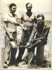 1940 Press Photo Purinton Olin Holt Painters At The Beach - RSH42239