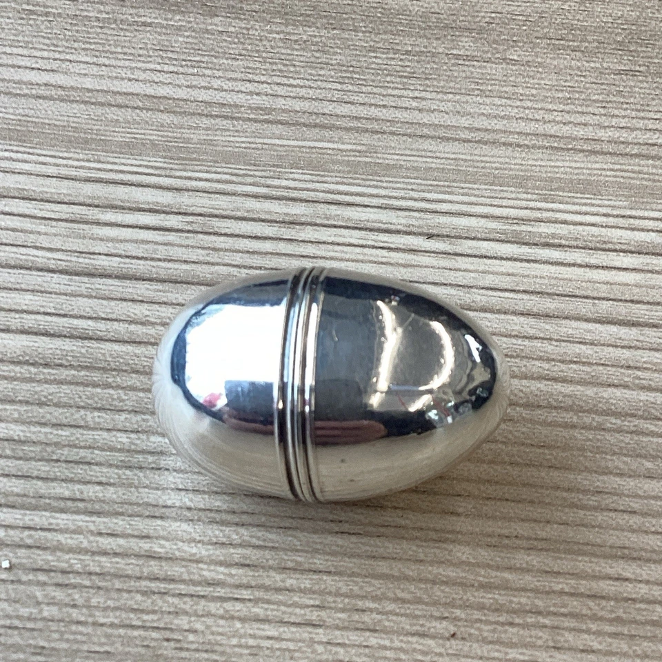 Antiguo rallador de nuez moscada georgiano del siglo XVIII de plata maciza en forma de huevo Londres 1792 Foto 4 de 4