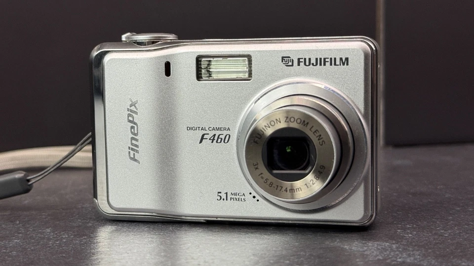 Fujifilm FinePix F460 5.1MP Digital Camera, Silver - Tested, photo 1 of 5