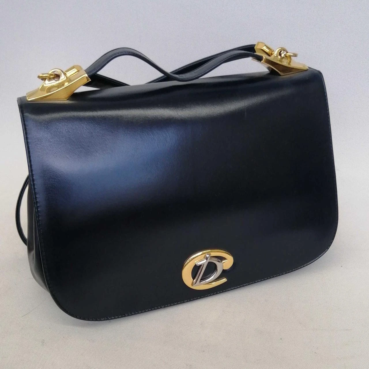 Sac bandoulière CHRISTIAN DIOR   Tache sur doublure, avec porte monnaie   Style classique