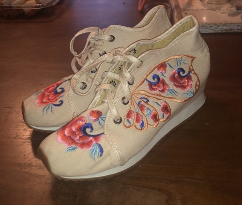 New Women’s Size 7.5/5/39 Lace-Up Embroidered Sneakers Hidden Heel Canvas Casual - Picture 11 of 13