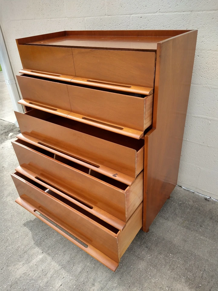 Cajonera Edmond Spence Colección Coronación Asas Talladas Pierna Esculpida Foto 3 de 4