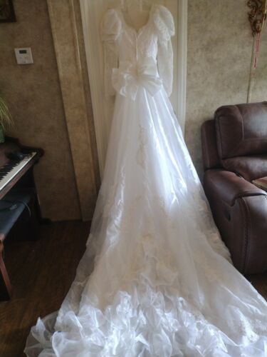 Beautiful Long Sleeve Wedding Dress with long train please read description - Picture 1 of 10
