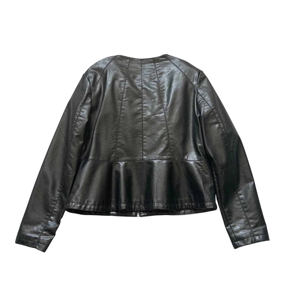 Chaqueta de motociclista de cuero sintético negra Roz & Ali para mujer talla grande Foto 2 de 4