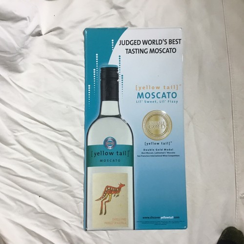 YELLOW TAIL Moscato San Fran Wine Competition Wine Gold Winner Sign