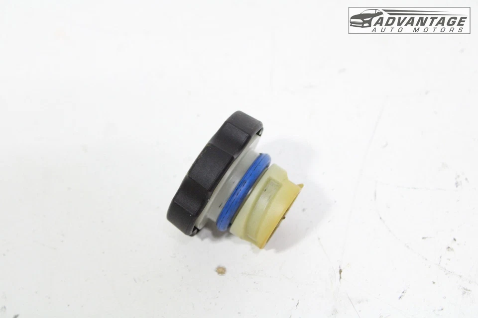 2017-2025 GMC SIERRA 2500 HD CREW CAB 6.6L V8 ENGINE OIL FILLER CAP 15W-40 OEM - Image 2 of 4